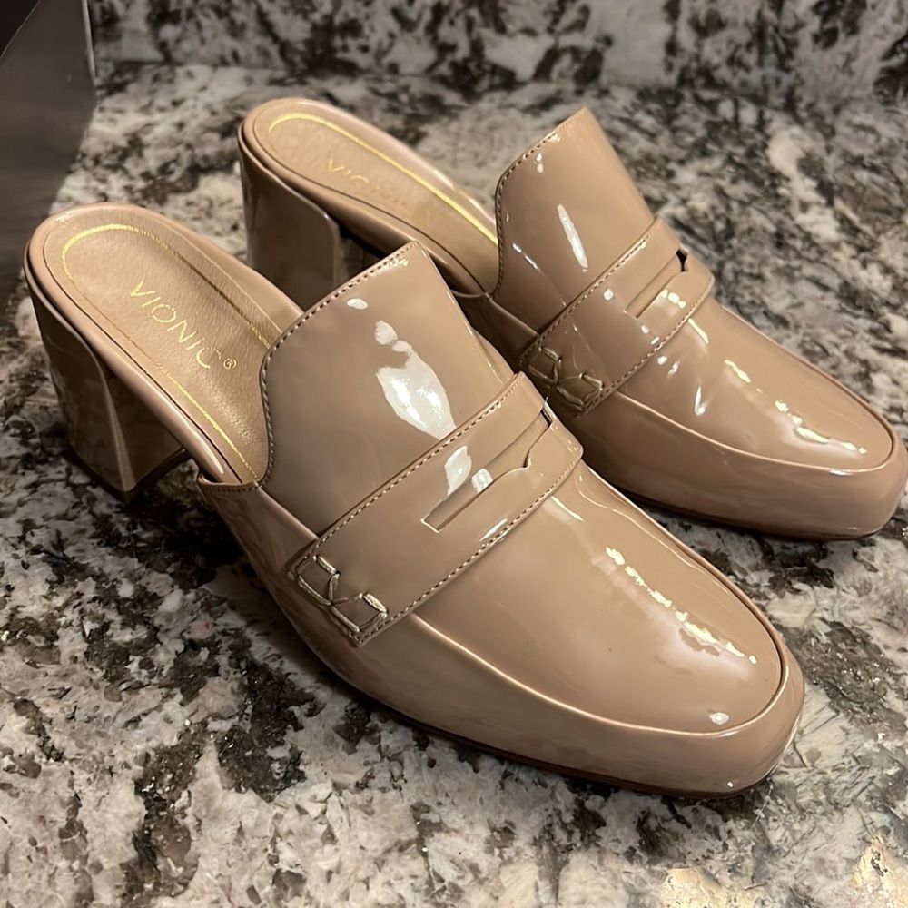 NEW Vionic Plaza Annabel Sand Patent 8.5 Women's